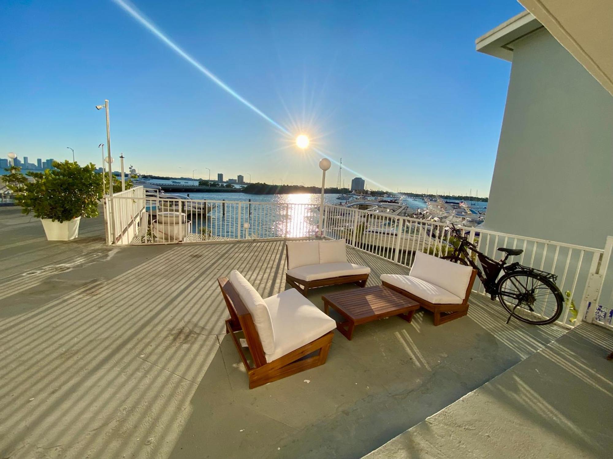 Luxurious Remodeled Direct Waterfront Apartment With Miami Skyline View And Outdoor Terrace Free Parking 5Min Drive To Μαϊάμι Μπιτς Εξωτερικό φωτογραφία