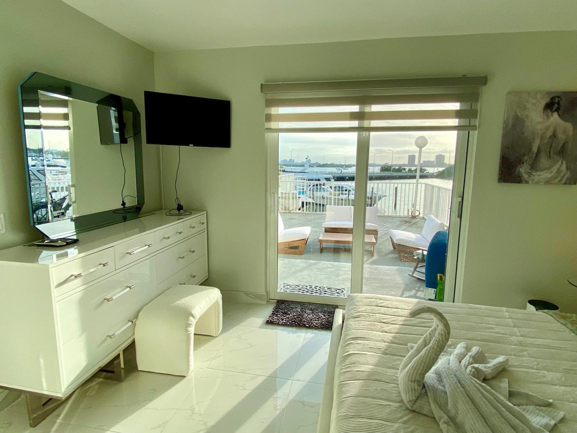 Luxurious Remodeled Direct Waterfront Apartment With Miami Skyline View And Outdoor Terrace Free Parking 5Min Drive To Μαϊάμι Μπιτς Εξωτερικό φωτογραφία