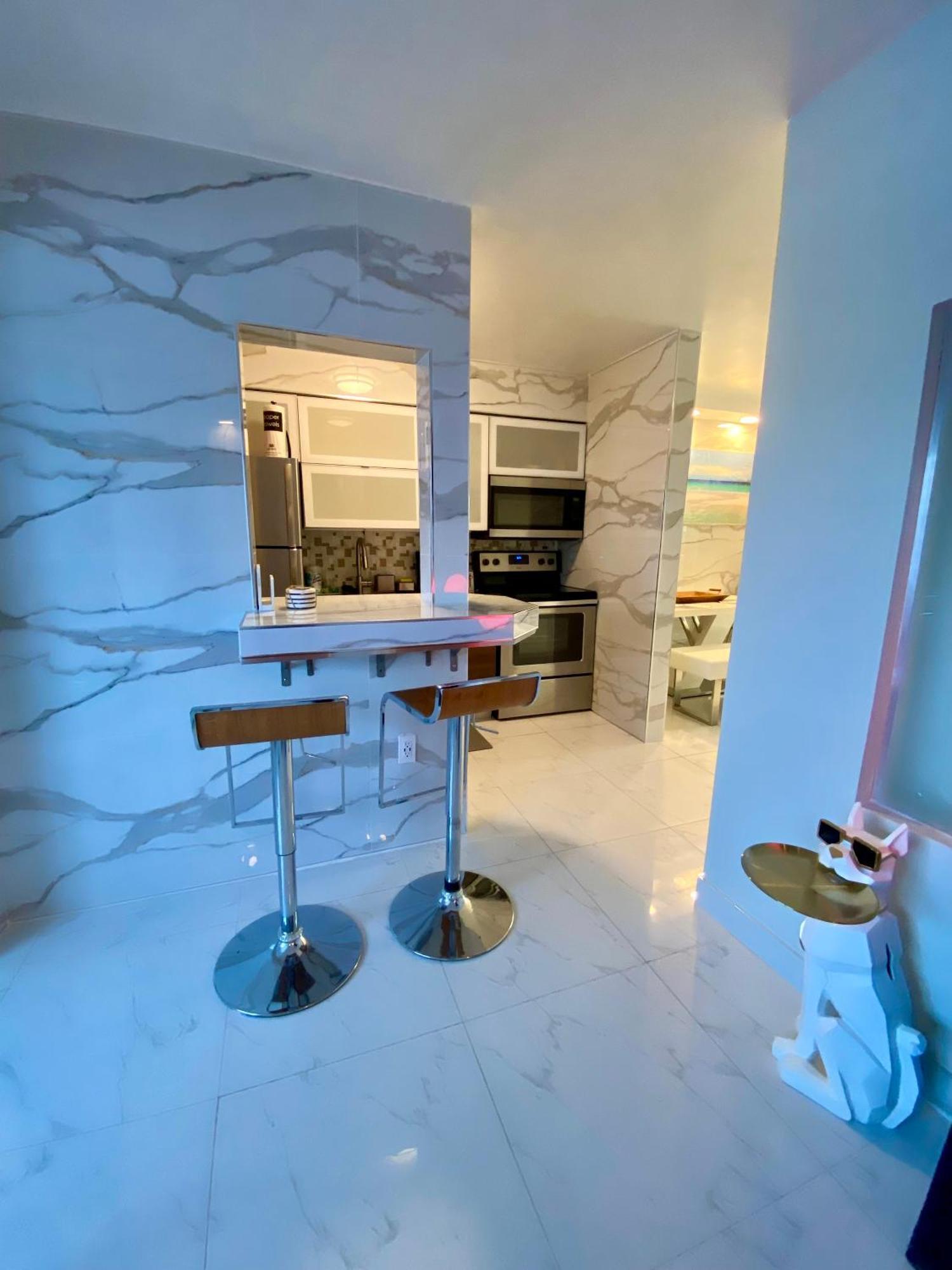 Luxurious Remodeled Direct Waterfront Apartment With Miami Skyline View And Outdoor Terrace Free Parking 5Min Drive To Μαϊάμι Μπιτς Εξωτερικό φωτογραφία