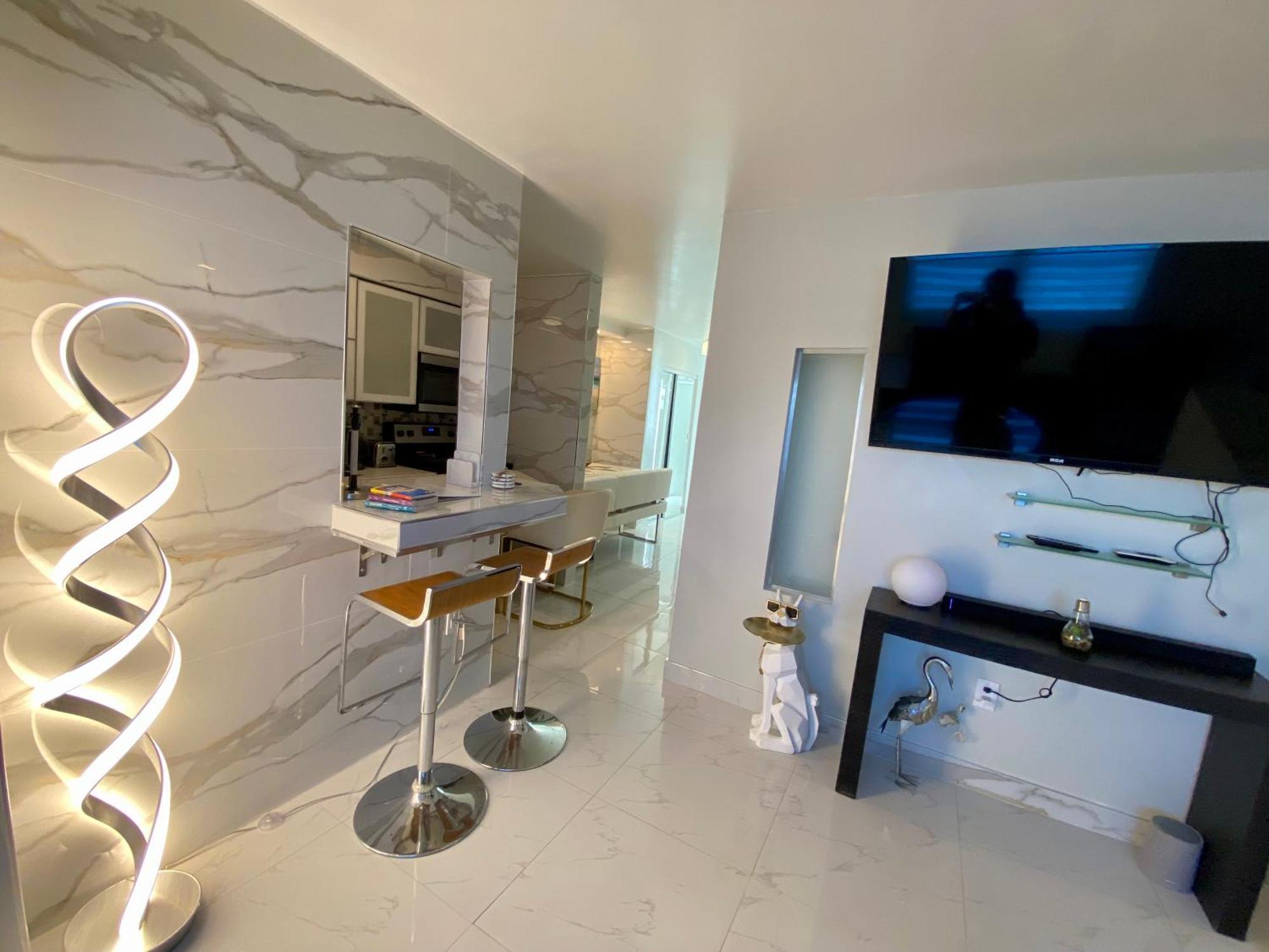 Luxurious Remodeled Direct Waterfront Apartment With Miami Skyline View And Outdoor Terrace Free Parking 5Min Drive To Μαϊάμι Μπιτς Εξωτερικό φωτογραφία