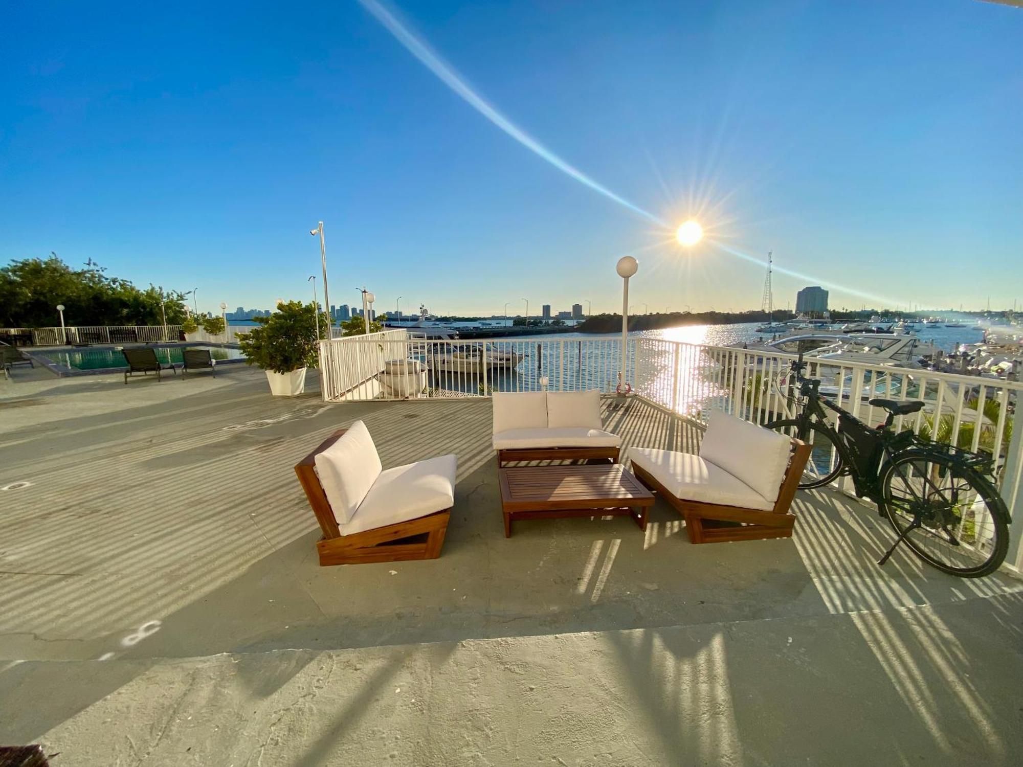 Luxurious Remodeled Direct Waterfront Apartment With Miami Skyline View And Outdoor Terrace Free Parking 5Min Drive To Μαϊάμι Μπιτς Εξωτερικό φωτογραφία