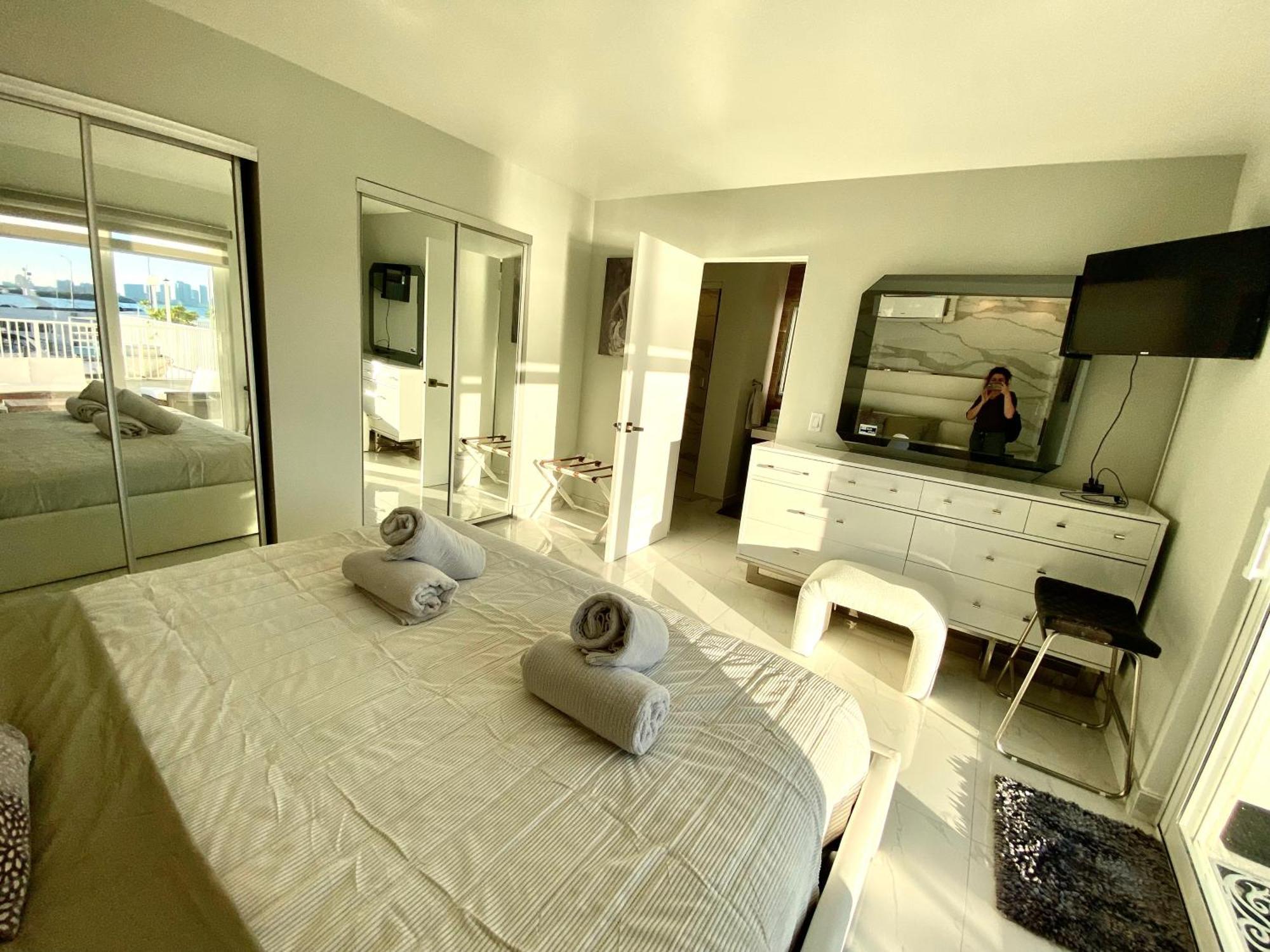 Luxurious Remodeled Direct Waterfront Apartment With Miami Skyline View And Outdoor Terrace Free Parking 5Min Drive To Μαϊάμι Μπιτς Εξωτερικό φωτογραφία