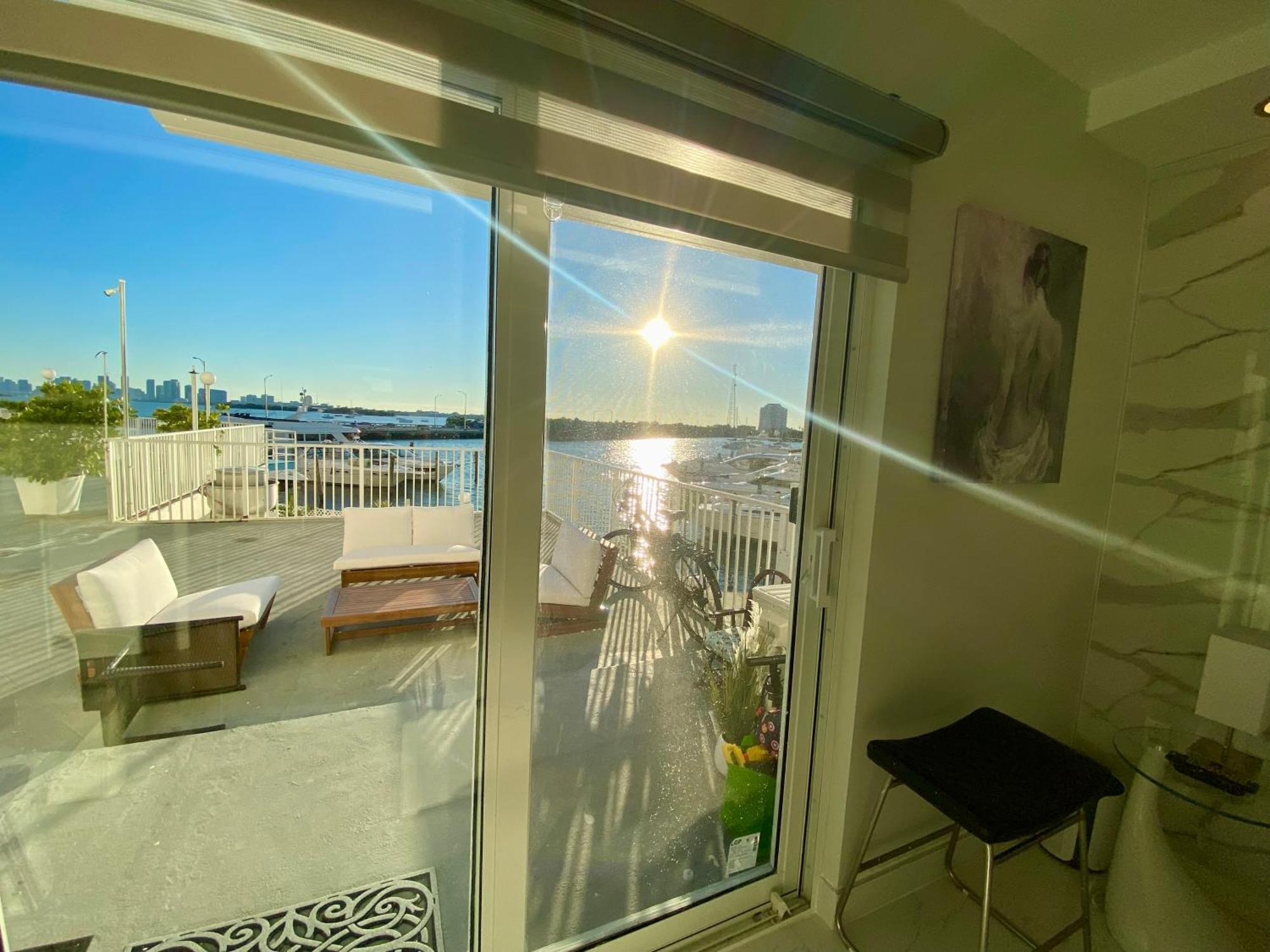 Luxurious Remodeled Direct Waterfront Apartment With Miami Skyline View And Outdoor Terrace Free Parking 5Min Drive To Μαϊάμι Μπιτς Εξωτερικό φωτογραφία