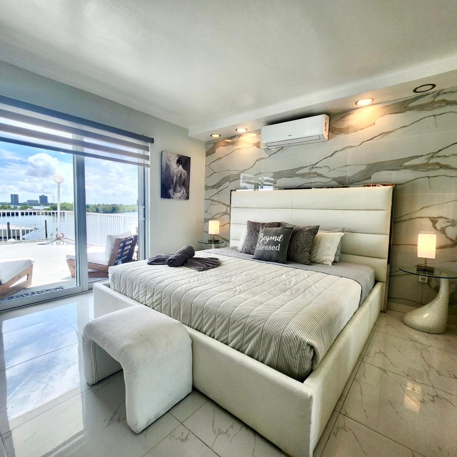 Luxurious Remodeled Direct Waterfront Apartment With Miami Skyline View And Outdoor Terrace Free Parking 5Min Drive To Μαϊάμι Μπιτς Εξωτερικό φωτογραφία
